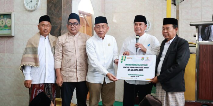 Bupati Tangerang Serahkan Bantuan Rp20 Juta DKM Masjid Jamiatul Khoer