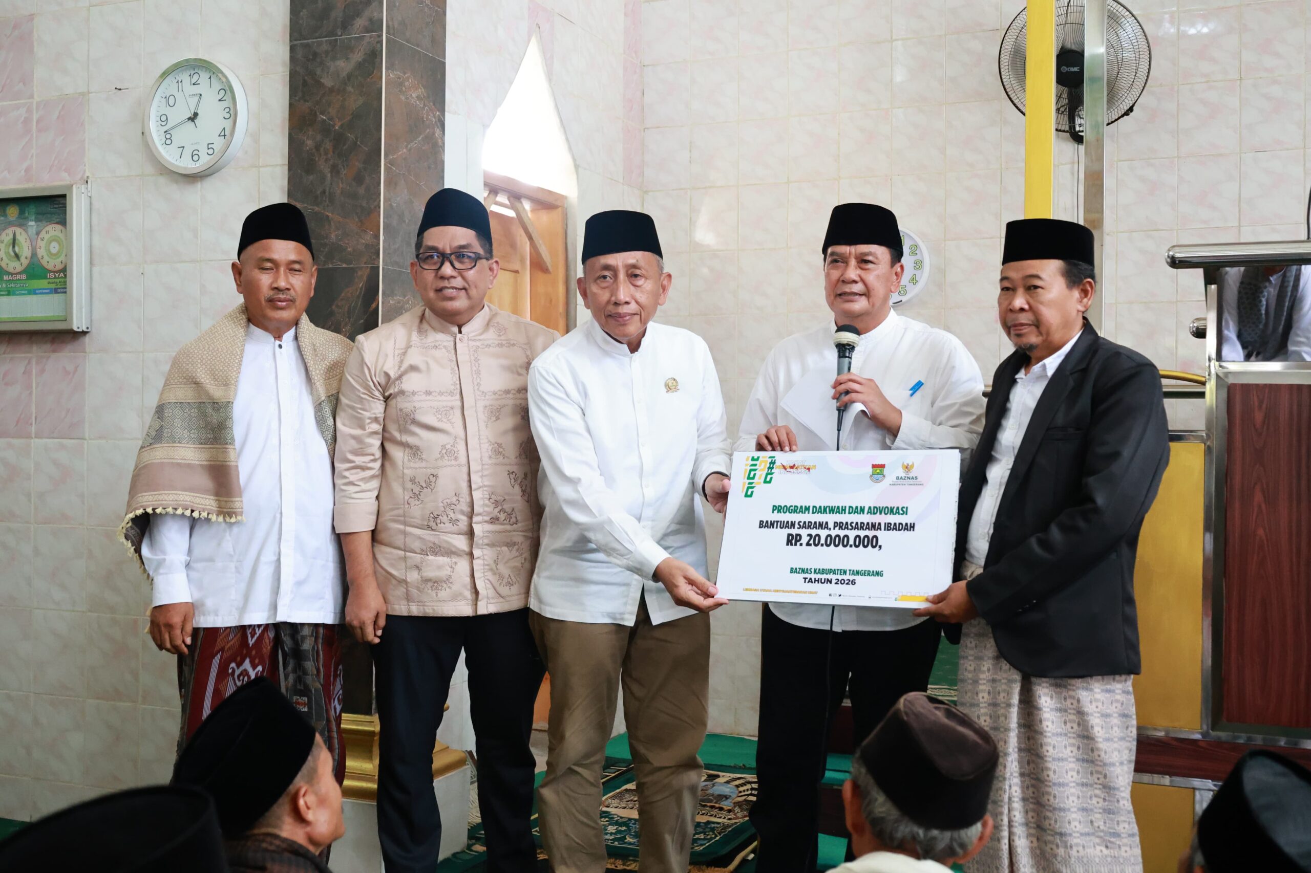 Bupati Tangerang Serahkan Bantuan Rp20 Juta DKM Masjid Jamiatul Khoer