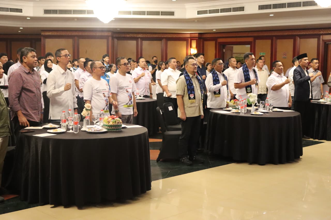 Tamu undangan menyanyikan lagu Indonesia Raya saat pelantikan FHI Banten 2026-2030