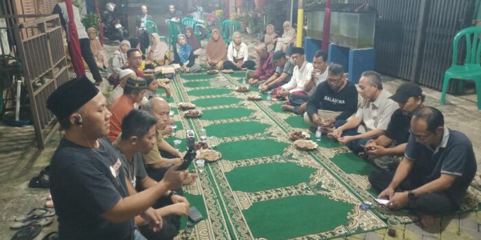Warga RW 01 Sukasari tasyakuran di halaman RT 02