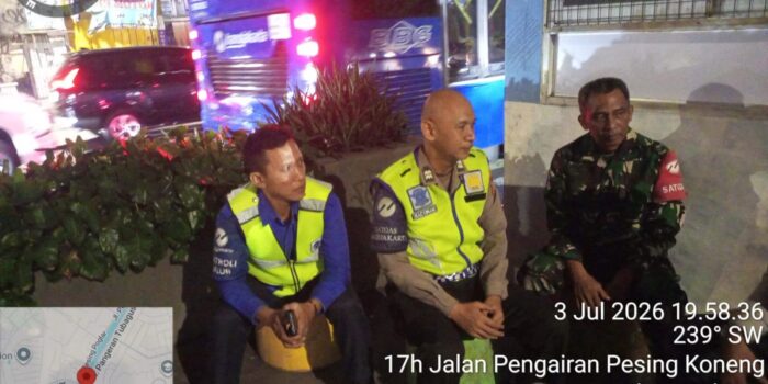 Petugas gabungan Polisi Dishub TNI AD urai macet TL Pesing Jakarta Barat 3 Juli 2026