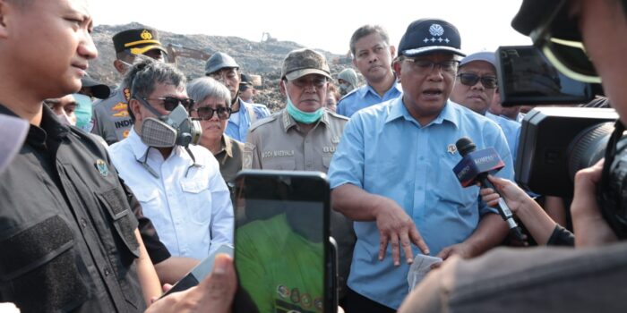 Menteri LH Jumhur Hidayat dan Bupati Maesyal tinjau kebakaran TPA Jatiwaringin Tangerang`