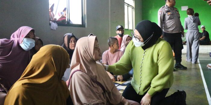 Wabup Intan sapa pengungsi anak-anak posko Rajeg Hills TPA Jatiwaringin`