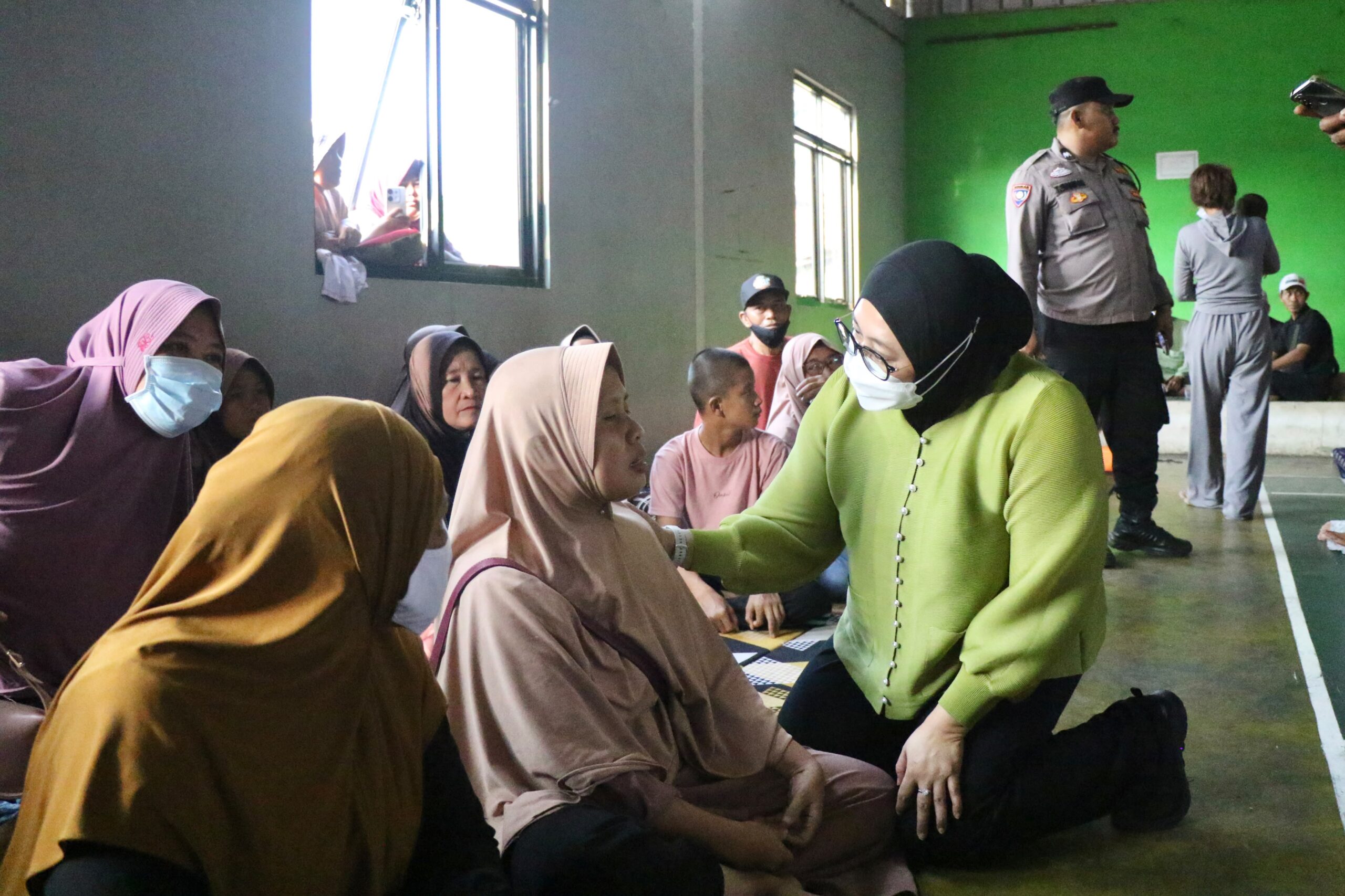 Wabup Intan sapa pengungsi anak-anak posko Rajeg Hills TPA Jatiwaringin`