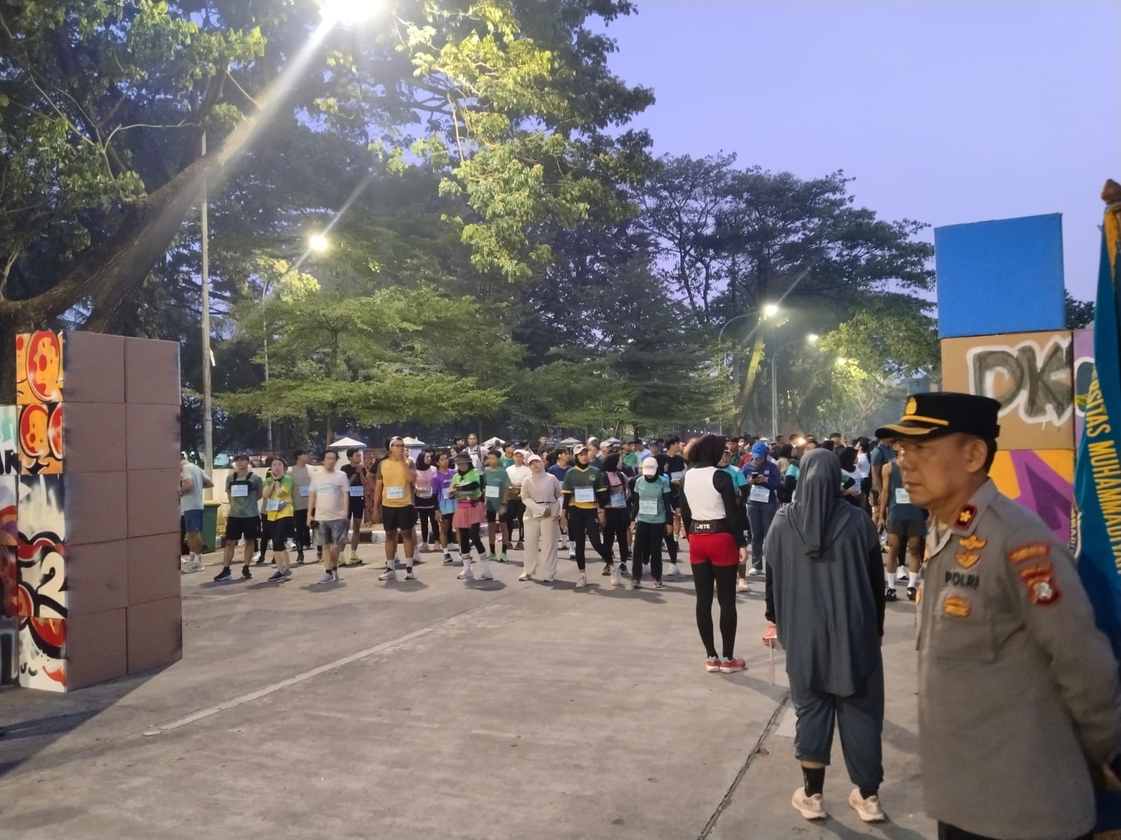 Kapolsek Tangerang Kompol Suyatno memantau langsung kegiatan Parinkraf Fun Run 2026 di Stadion Benteng Reborn.
