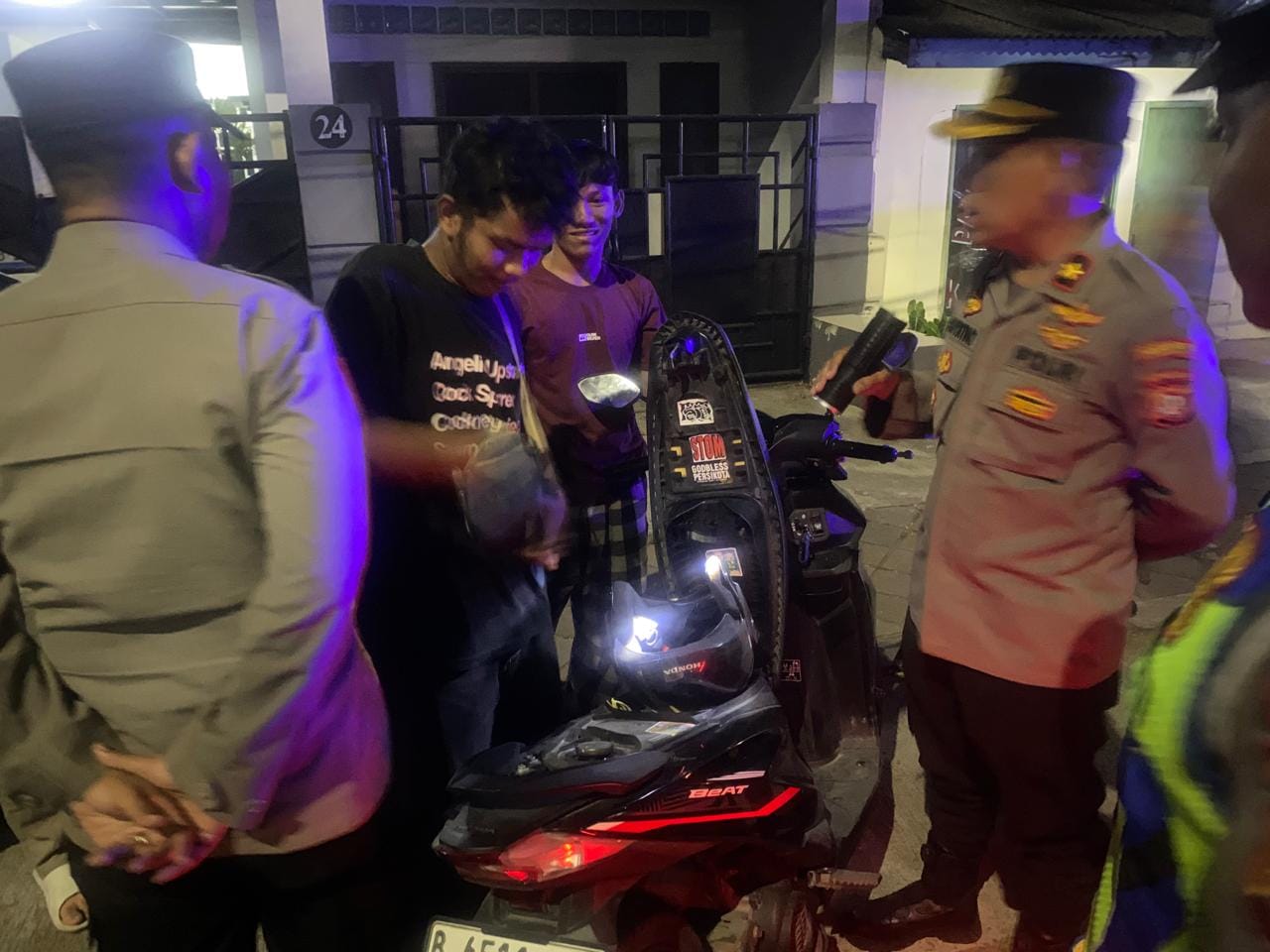 Kapolsek Tangerang memeriksa pengendara saat patroli mobile malam hari