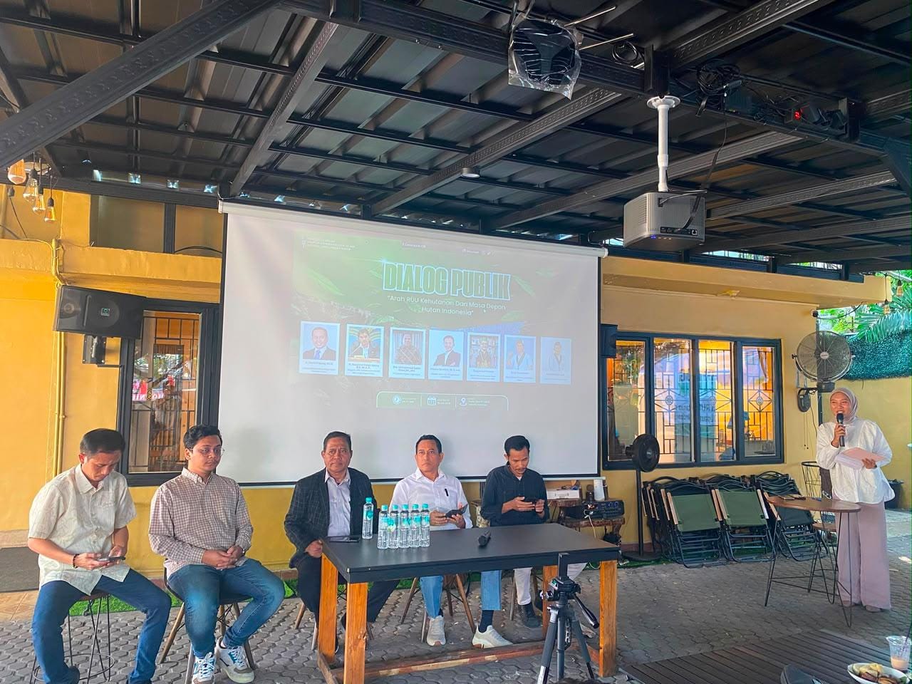 Suasana Dialog Publik PB HMI membahas RUU Kehutanan dan masa depan hutan Indonesia