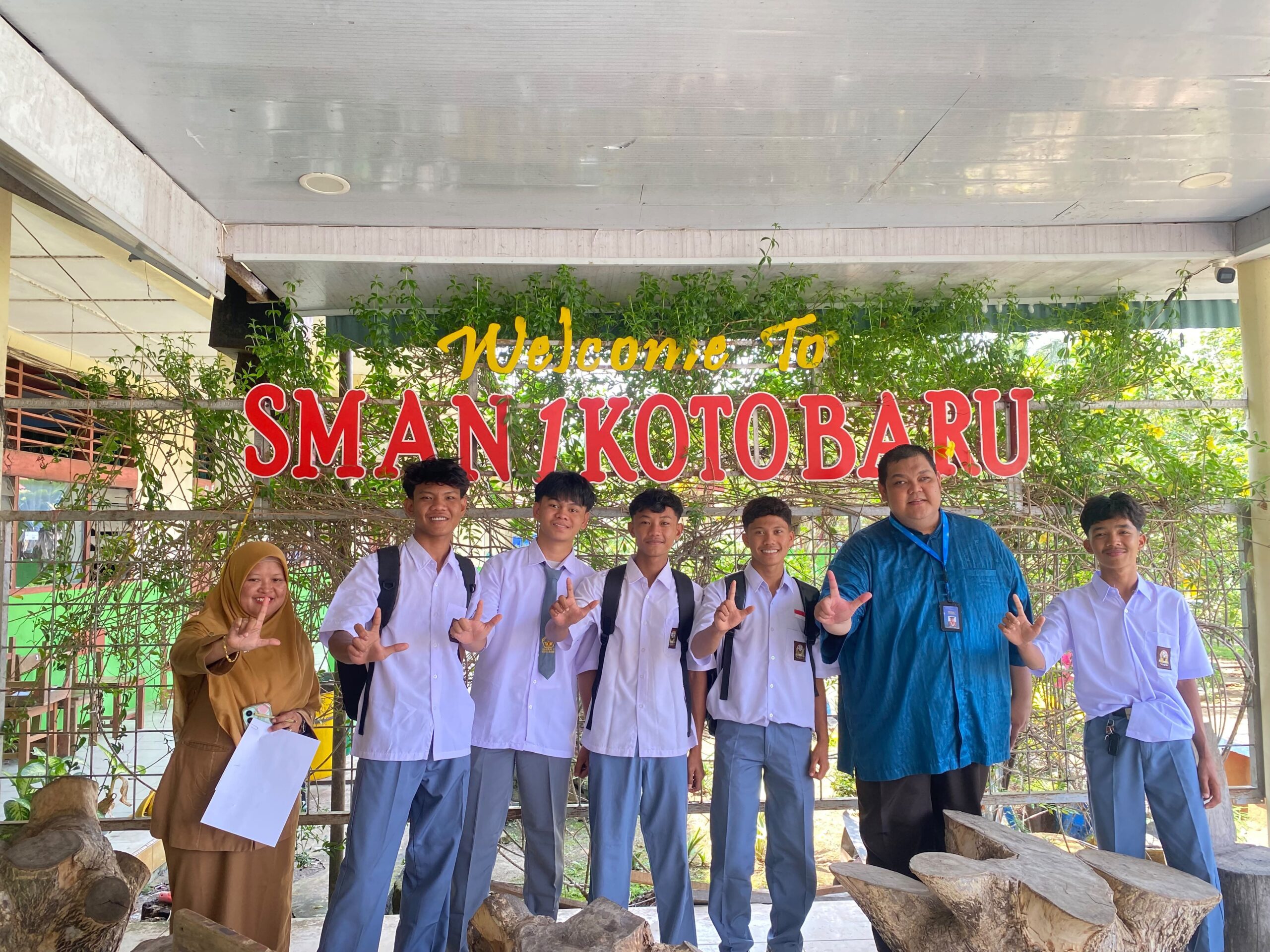 Potret kebersamaan Relima Perpusnas RI Lokus Dharmasraya dengan siswa SMAN 1 Koto Baru