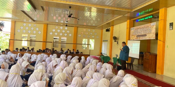 Dr. Amar Salahuddin menyampaikan materi Siapa Aku 3 Tahun Lagi di hadapan siswa baru SMAN 1 Koto Baru`