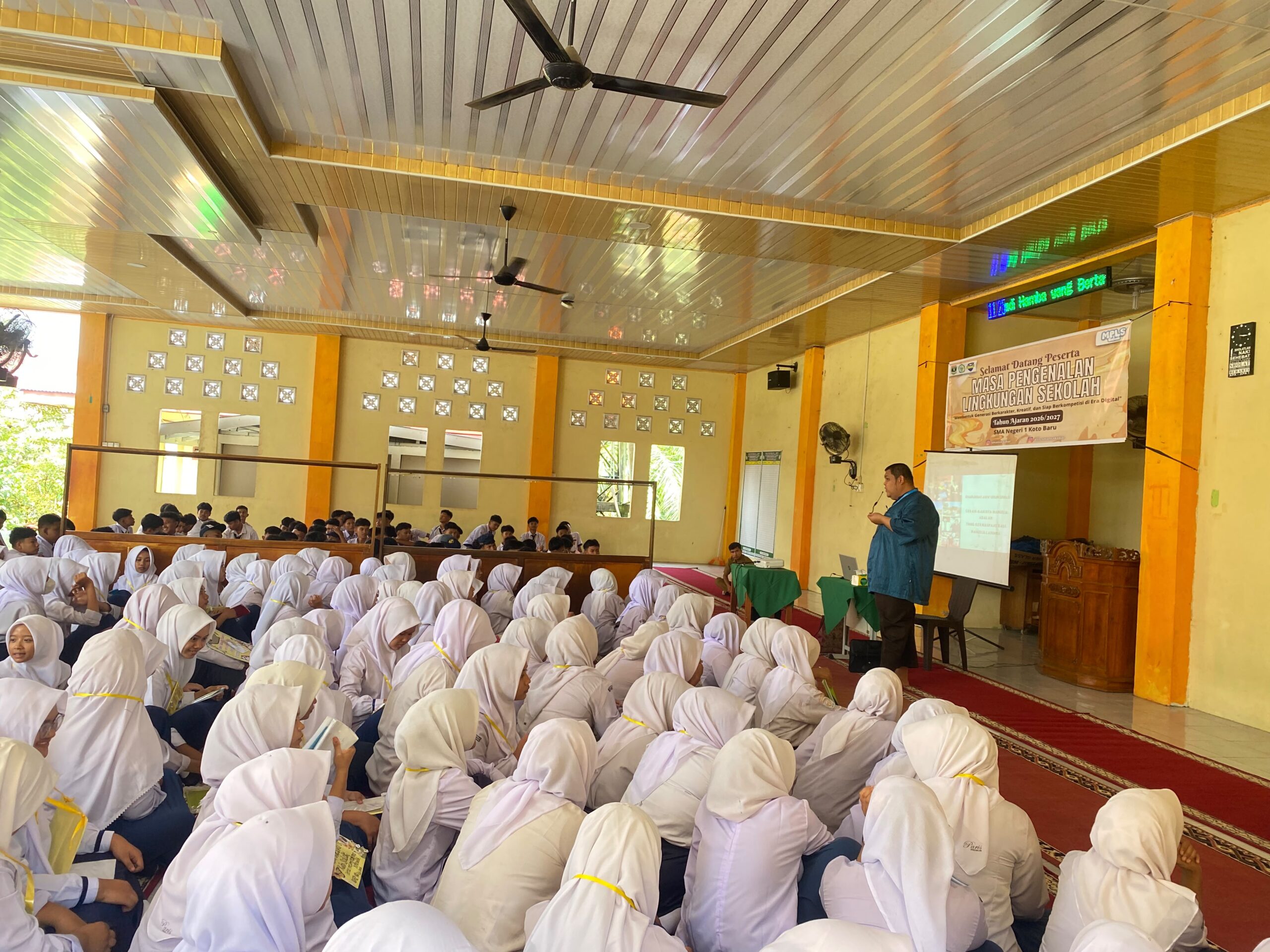 Dr. Amar Salahuddin menyampaikan materi Siapa Aku 3 Tahun Lagi di hadapan siswa baru SMAN 1 Koto Baru`