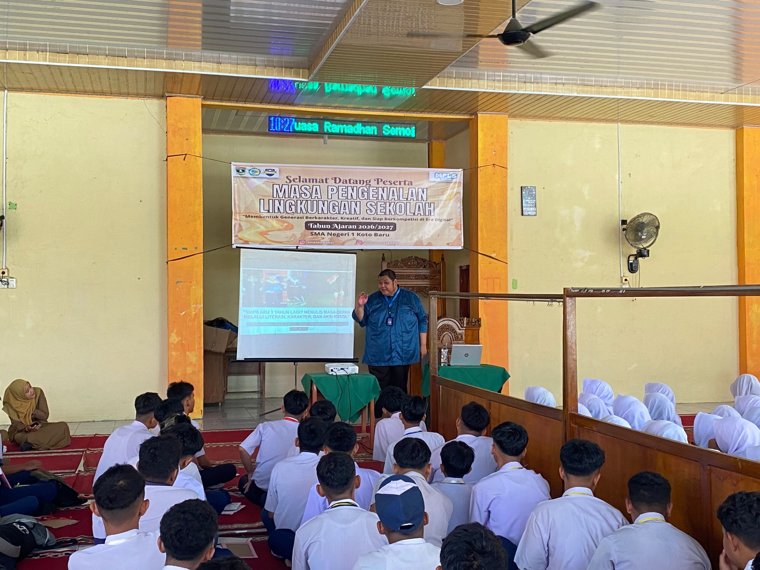Momen kebersamaan Dr. Amar Salahuddin dengan siswa SMAN 1 Koto Baru,