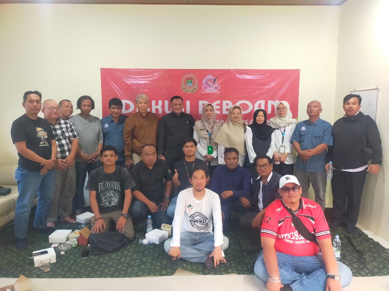 Peserta Diskusi Reboan Media Center DPRD Kabupaten Tangerang berfoto bersama
