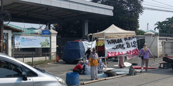 Warga melakukan aksi blokade di gerbang PT Pemi AW Balaraja Kabupaten Tangerang