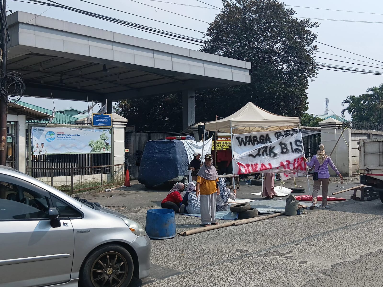 Warga melakukan aksi blokade di gerbang PT Pemi AW Balaraja Kabupaten Tangerang