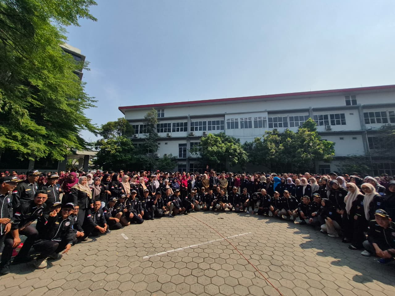Mahasiswa UNIBA berfoto bersama usai dilepas untuk KKM 2026 di 100 lokasi Banten