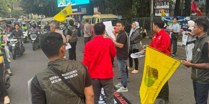 Massa Aliansi Poros Baru Tangerang menggelar orasi di Taman Gajah