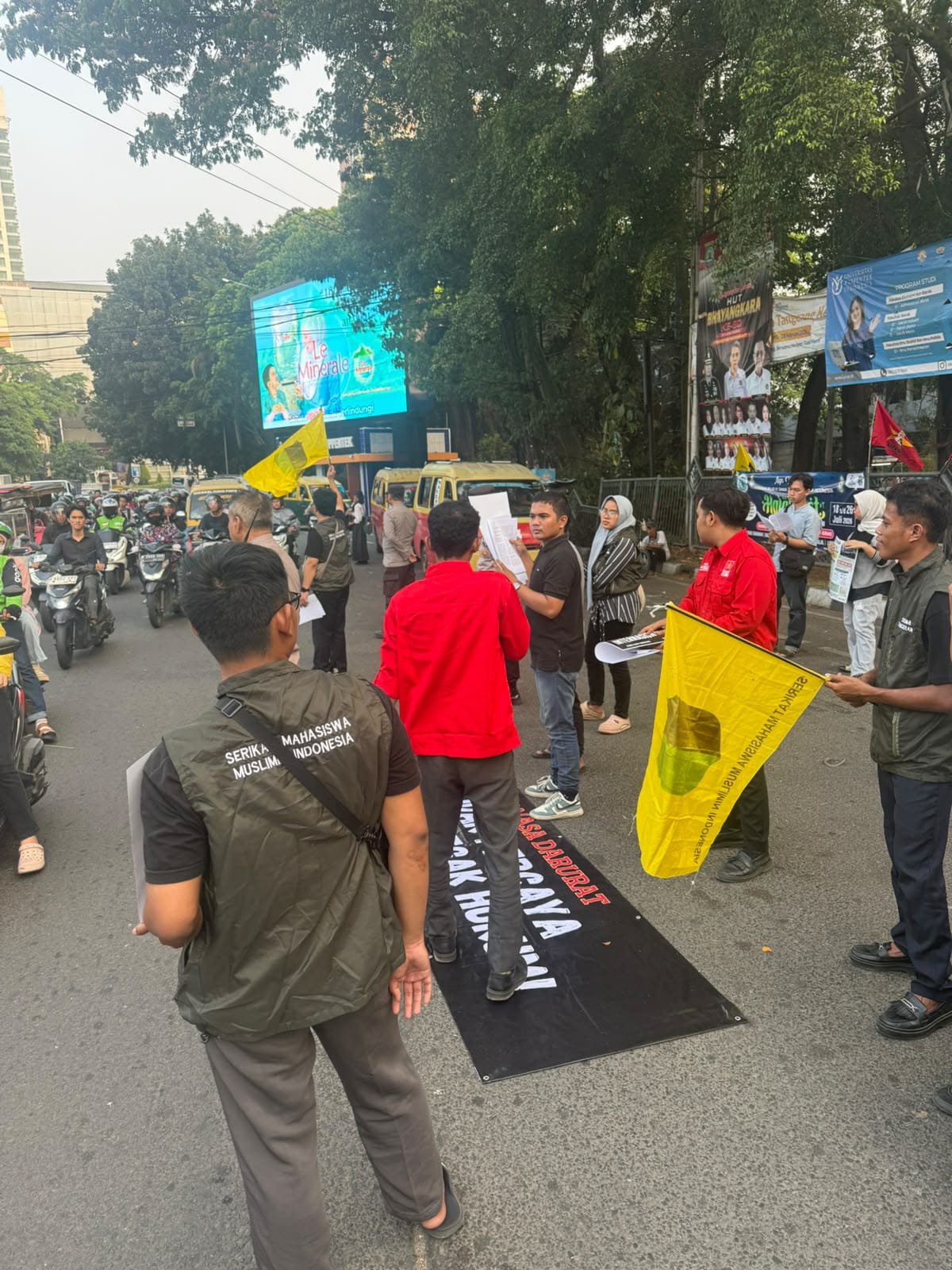 Massa Aliansi Poros Baru Tangerang menggelar orasi di Taman Gajah