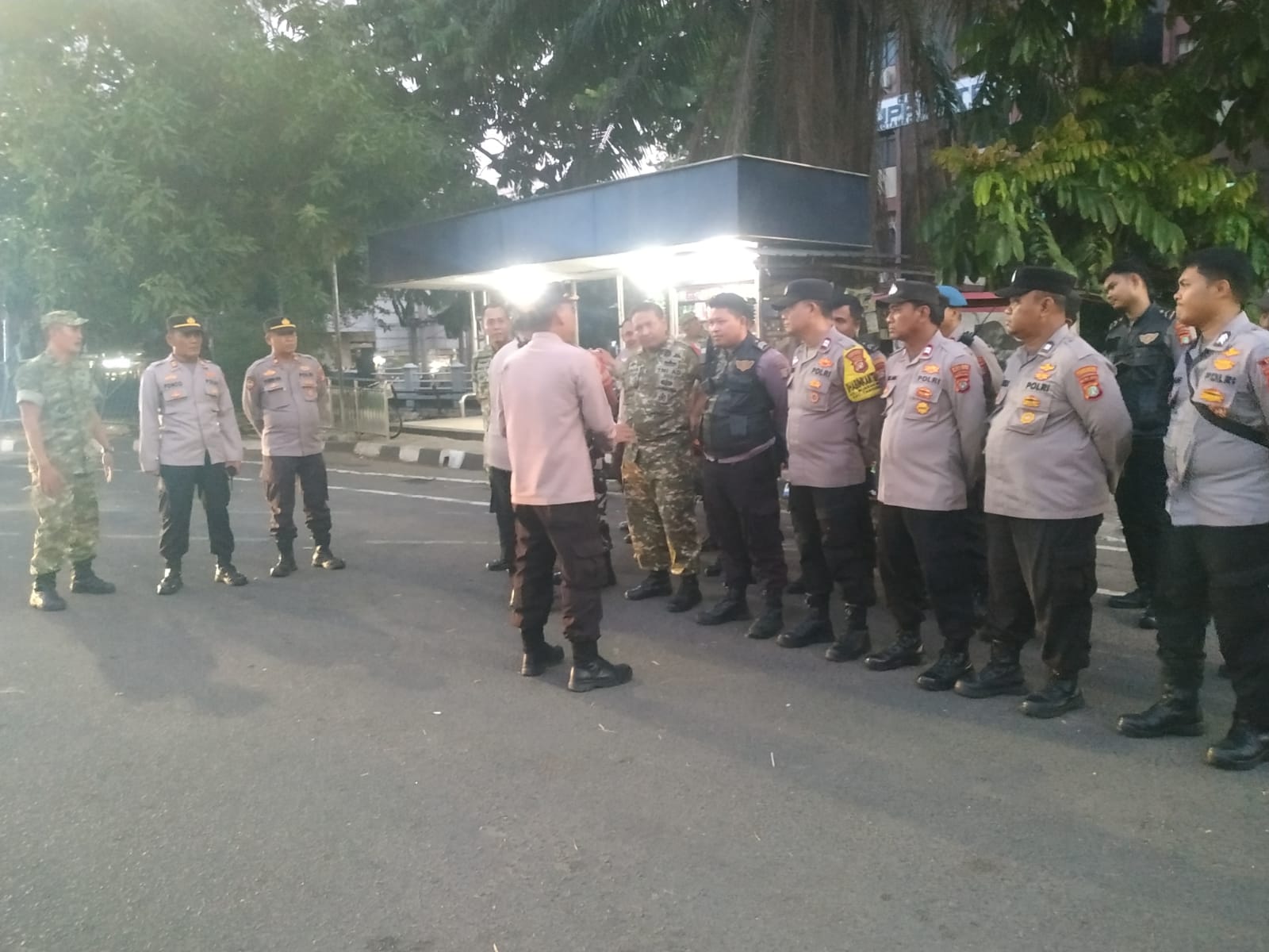 Apel kesiapan personel gabungan TNI-Polri sebelum mengamankan aksi mahasiswa di Taman Gajah Tunggal.