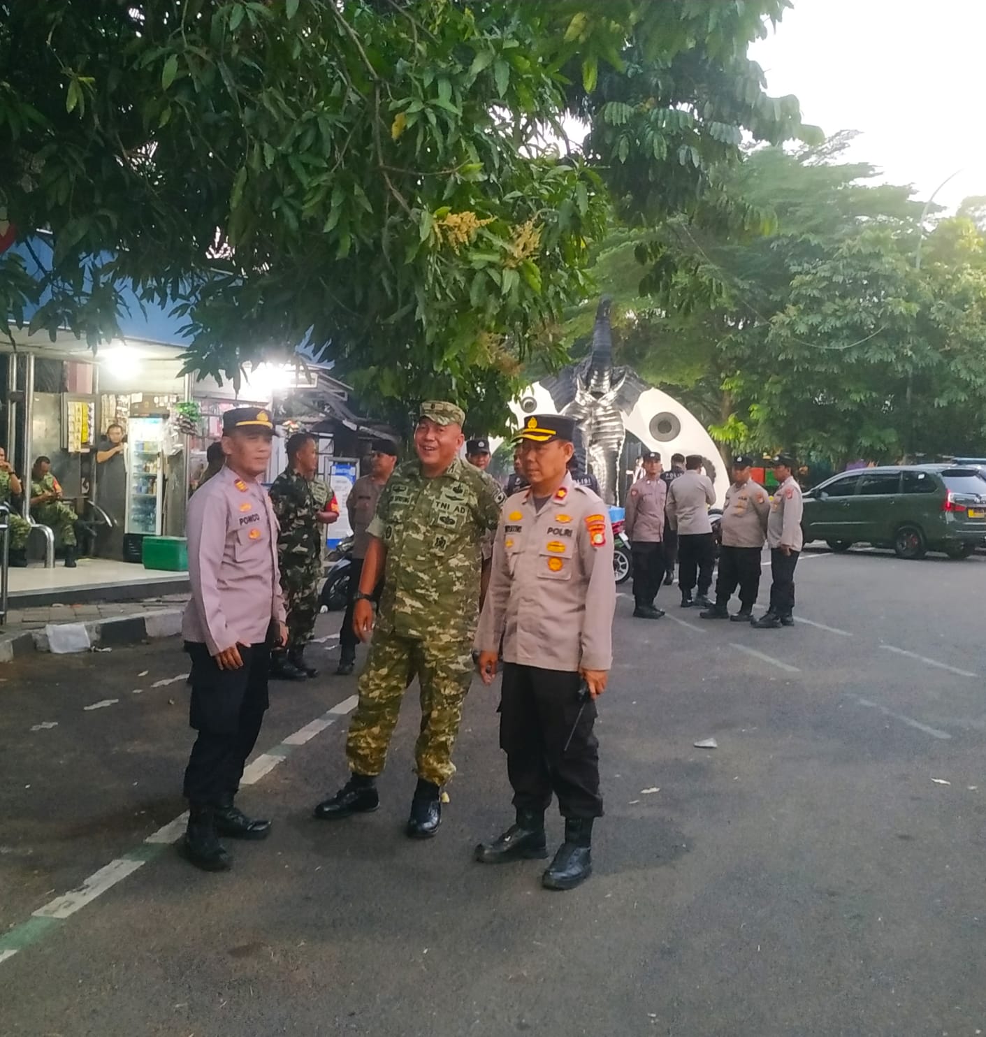 Personel TNI dan Polri berjaga di sekitar lokasi aksi unjuk rasa Hari Keadilan Internasional di Kota Tangerang.