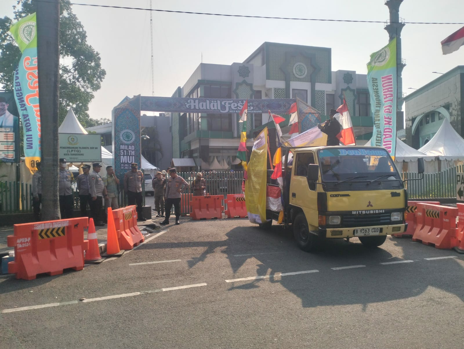 Truk engkel B-9163-CQD yang digunakan massa aksi Forum Komunikasi Umat di depan Gedung MUI Kota Tangerang,
