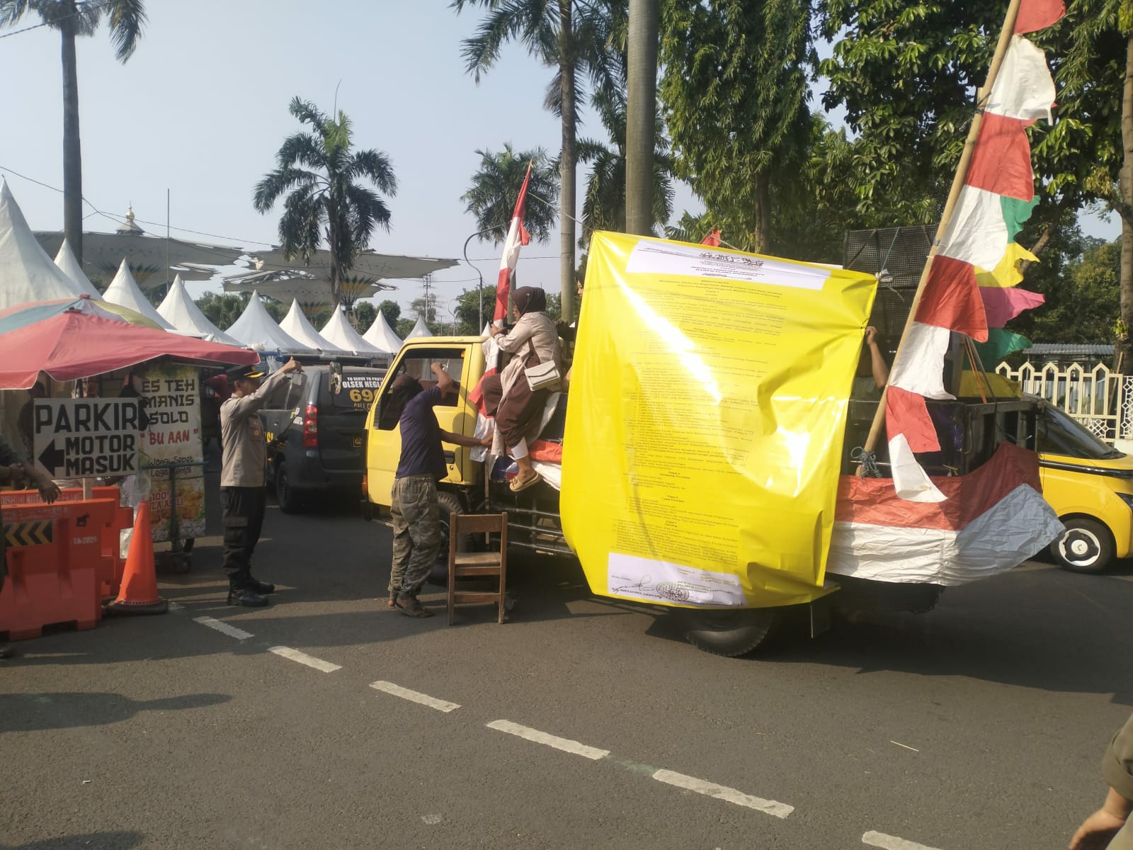 Aksi Forum Komunikasi Umat di depan Gedung MUI Kota Tangerang