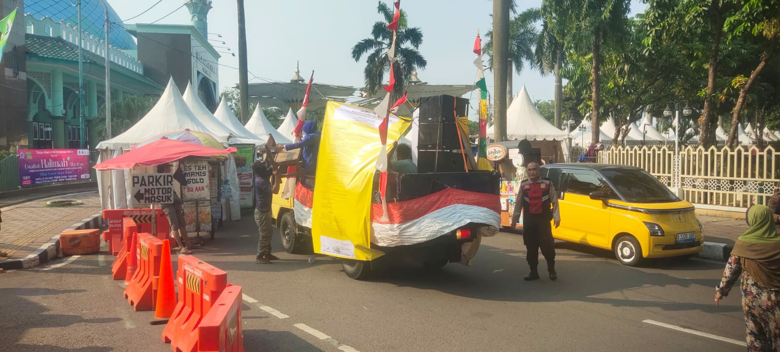 Personel Polres Metro Tangerang Kota berjaga di depan gerbang Gedung MUI Kota Tangerang saat aksi berlangsung.