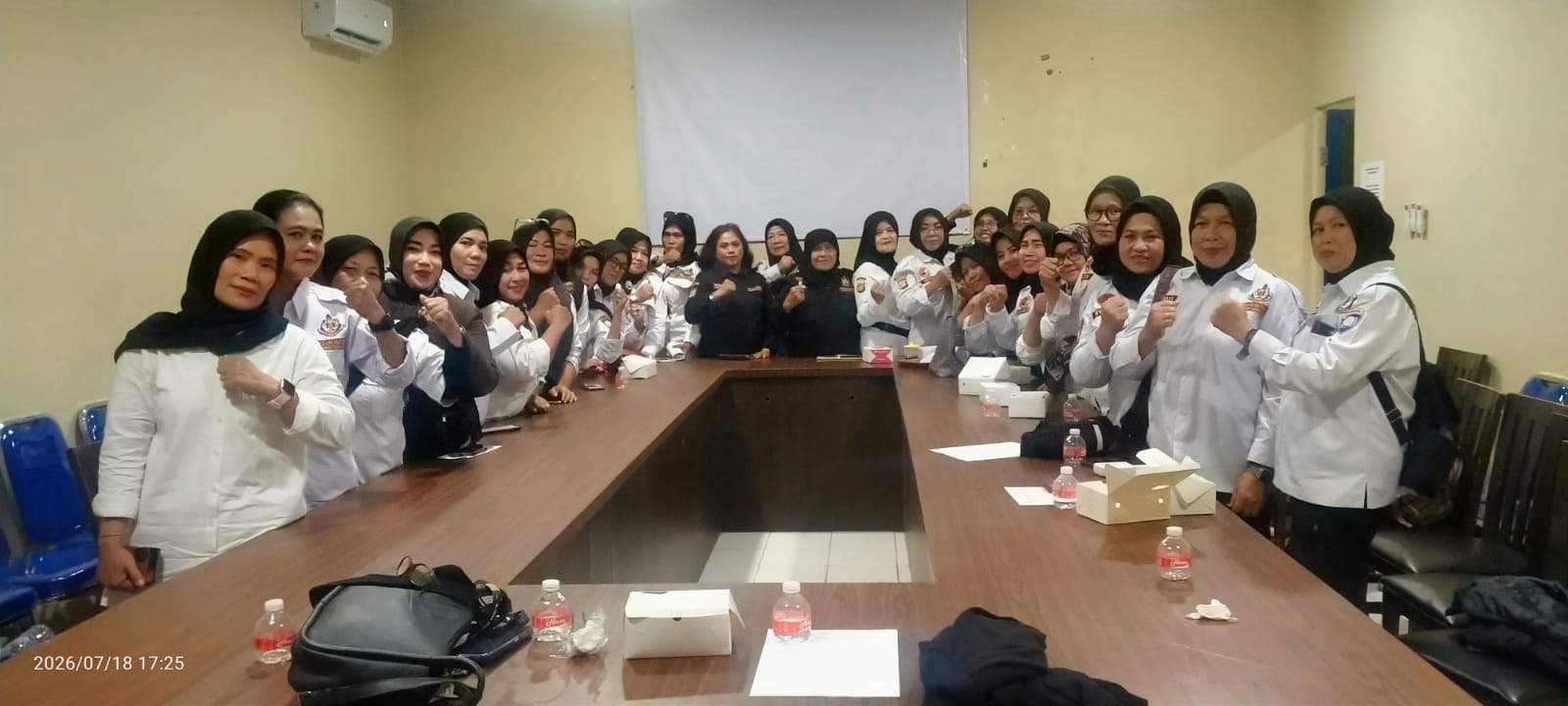 Ketua Pokdarkamtibmas Resor Metro Tangerang Kota Ade Jamaludin B.Sc bersama kader Pokdarwati berfoto bersama 