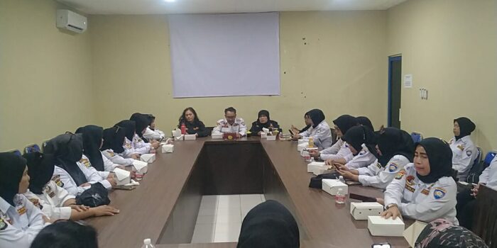 Ketua Pokdarkamtibmas Resor Metro Tangerang Kota Ade Jamaludin B.Sc bersama kader Pokdarwati`