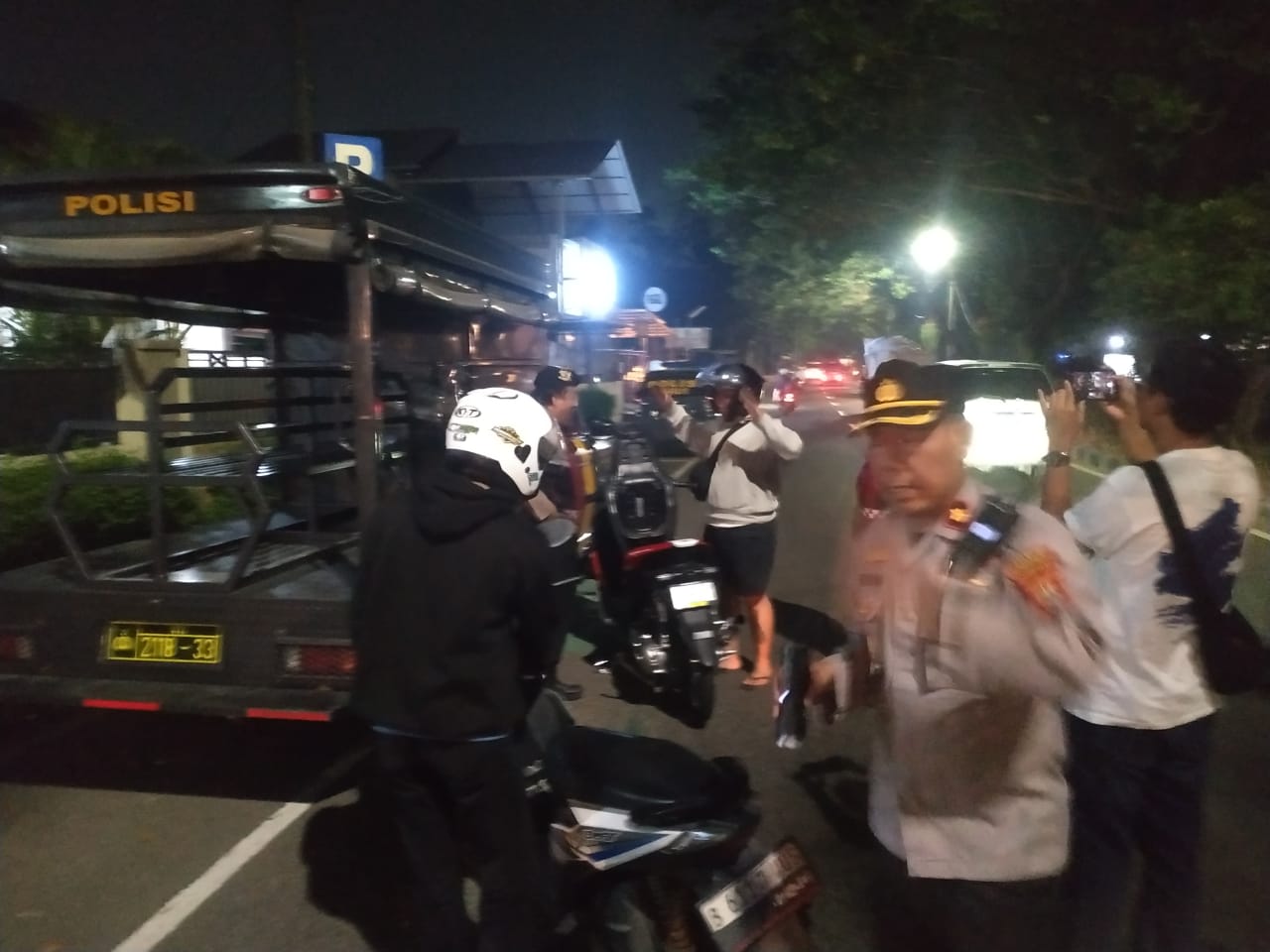 Petugas Polsek Tangerang periksa bagasi motor saat patroli malam