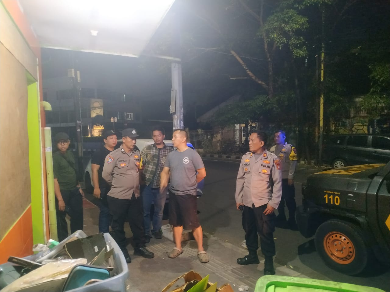 Patroli mobile Polsek Tangerang dialog dengan warga malam hari`