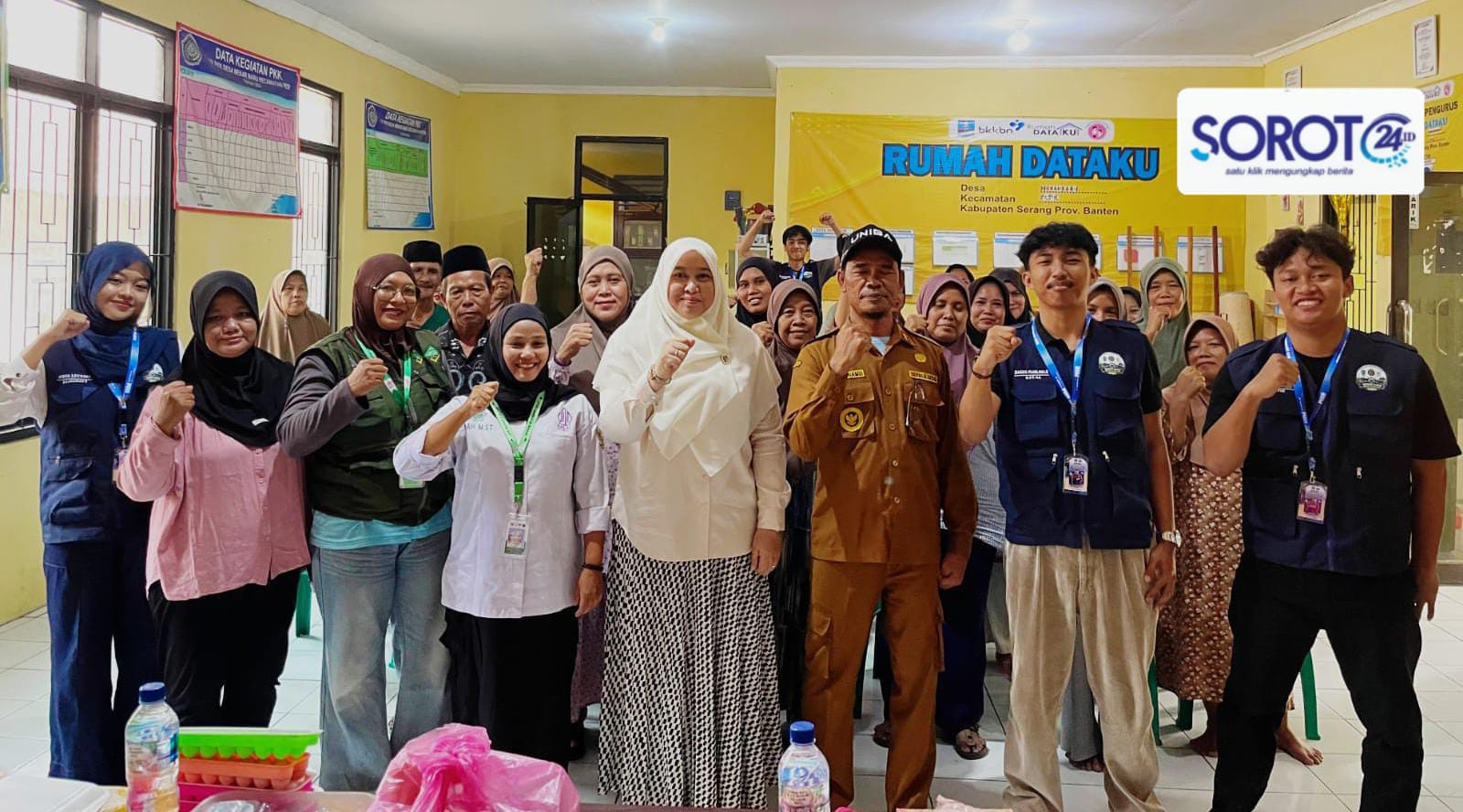 Foto bersama mahasiswa KKM Kelompok 38 dengan pelaku UMKM Desa Mekar Baru usai pelatihan