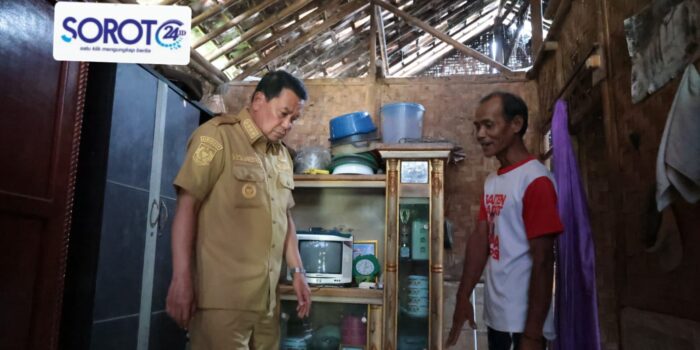 Bupati Tangerang meninjau rumah tidak layak huni milik Suwaan di Sukamulya