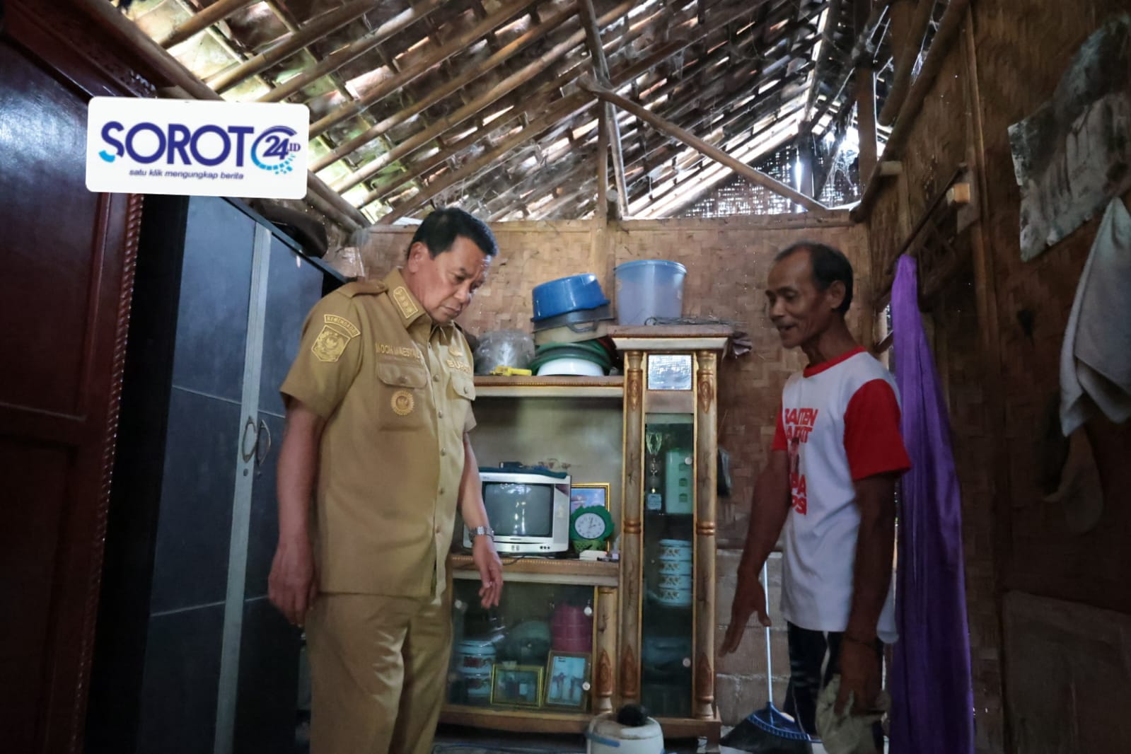 Bupati Tangerang meninjau rumah tidak layak huni milik Suwaan di Sukamulya
