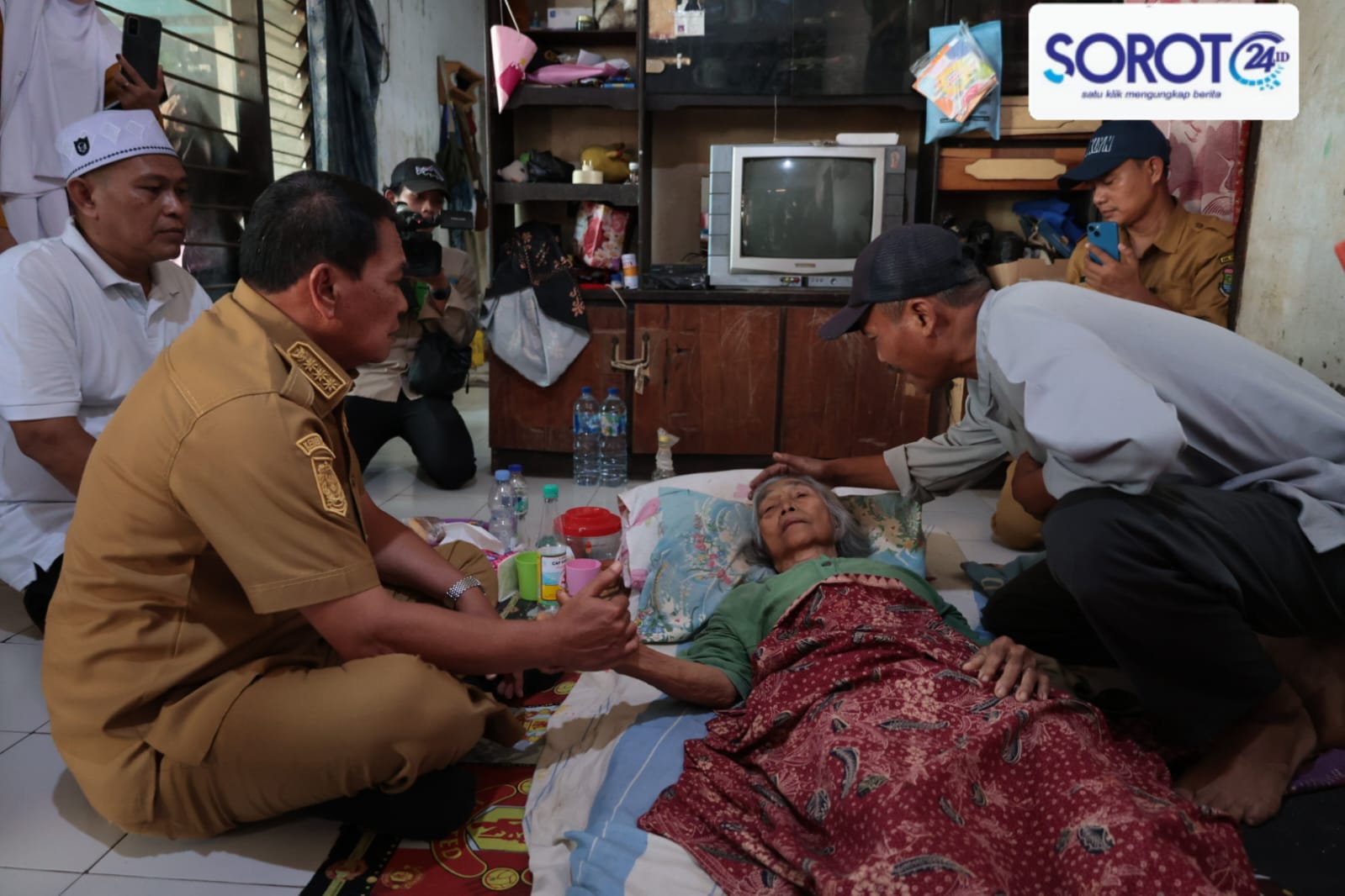 Bupati Tangerang berbincang dengan Ibu Nawis penerima program RTLH