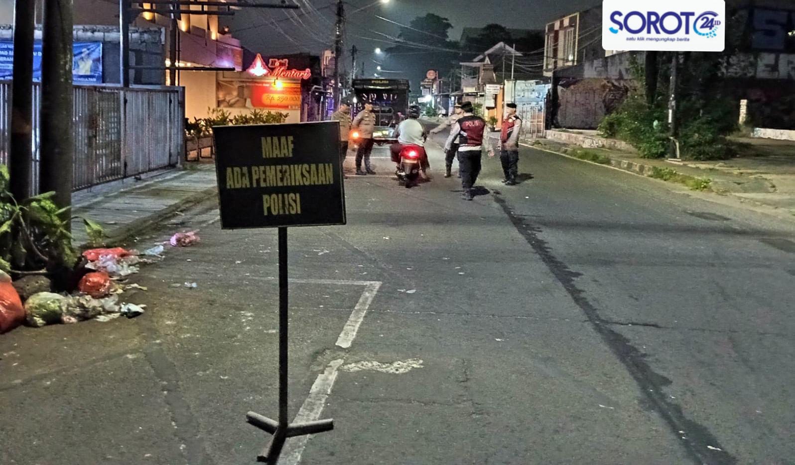 Petugas Gelar Pemeriksaan Polisi di Jalan Daan Mogot