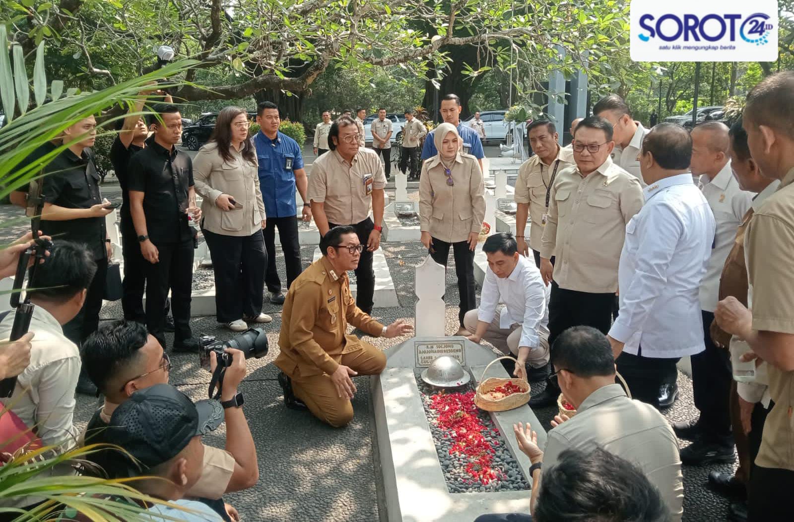 KSP Dudung Tabur Bunga di Makam Pahlawan TMP Taruna