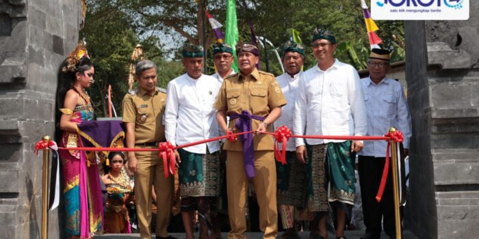 Bupati Tangerang gunting pita peresmian Pura Parahyangan Agung
