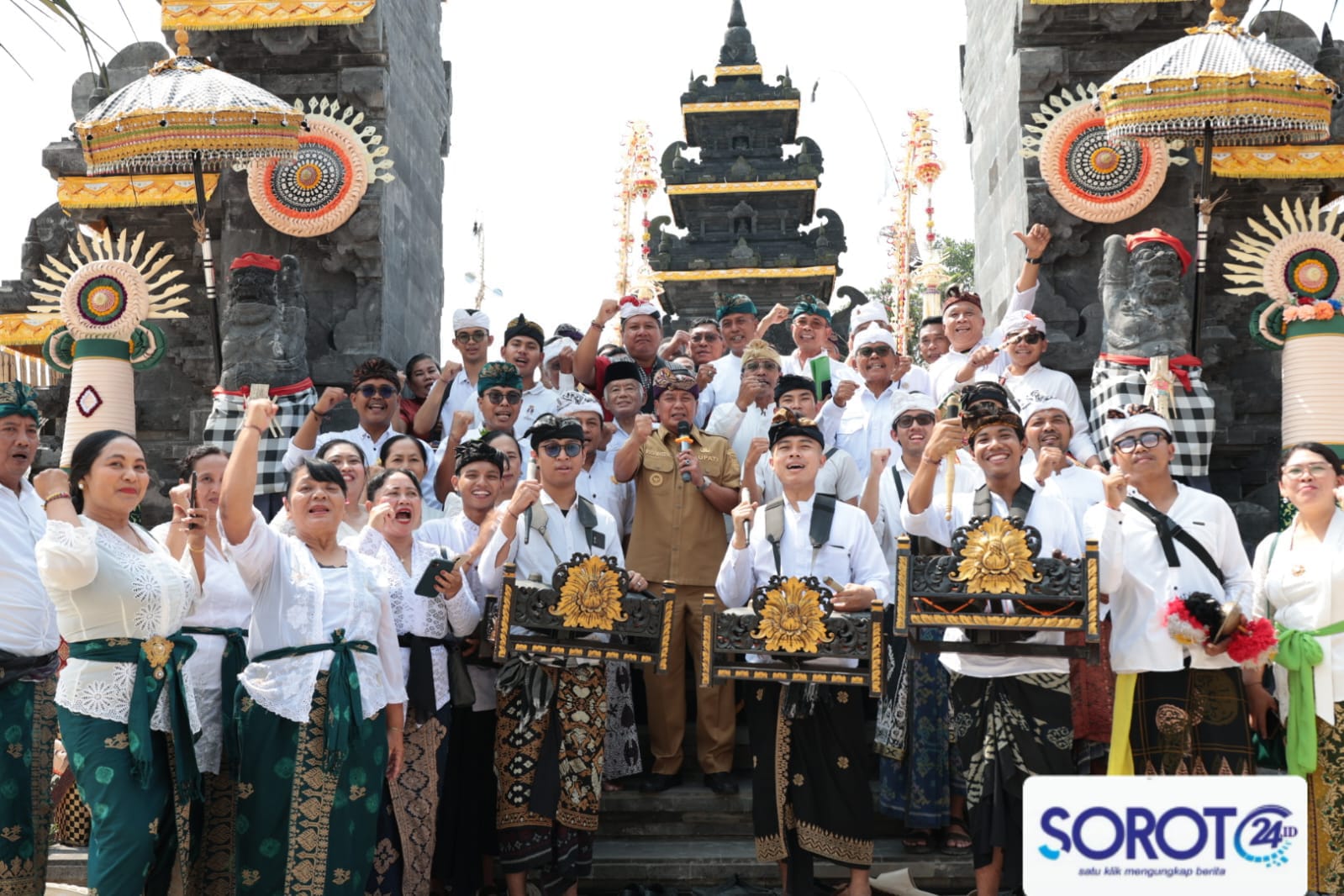 Bupati bersama umat Hindu usai peresmian pura