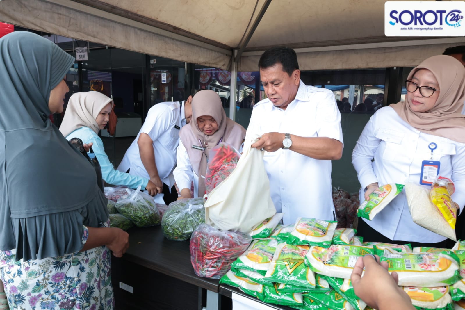 bupati tangerang bagikan sembako subsidi warteksi gemilang