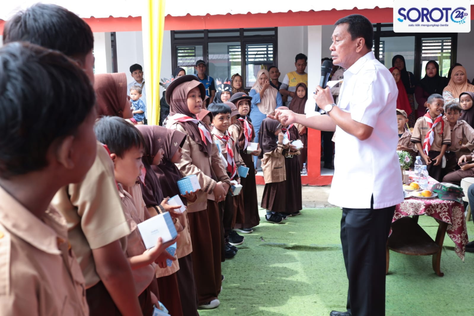 Bupati Tangerang Moch. Maesyal Rasyid memberikan arahan kepada siswa SDN Lontar 2 usai peresmian gedung sekolah
