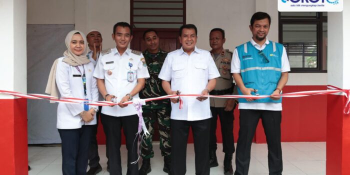 Bupati Tangerang Moch. Maesyal Rasyid bersama jajaran melakukan pengguntingan pita peresmian renovasi SDN Lontar 2