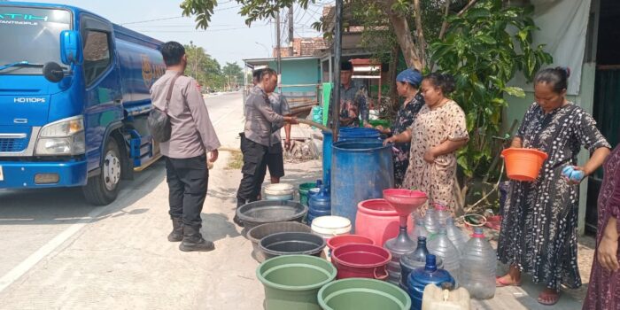 Polres Serang Kota Melalui Polsek Kasemen Salurkan Air Bersih Untuk Warga Terdampak Kekeringan