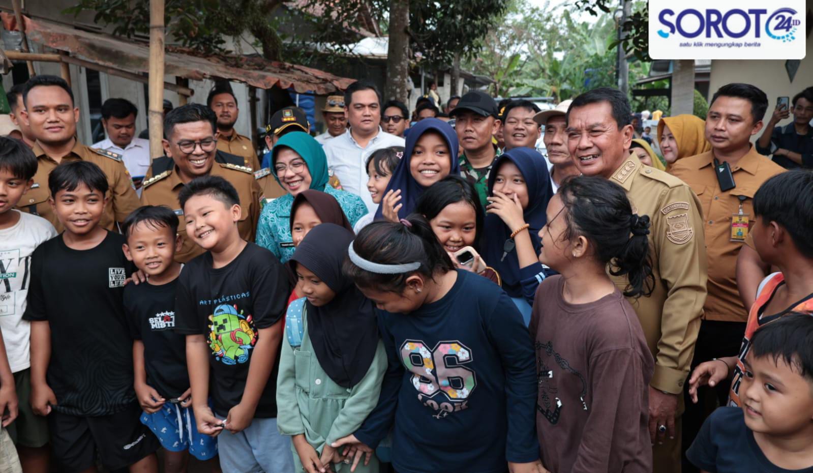 Bupati Tangerang foto bersama warga dan Anak anak Tigaraksa