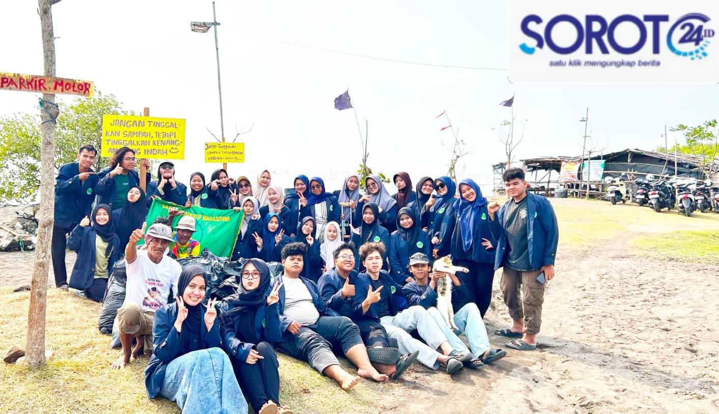 Aksi bersih pantai BEM UNIS di Pantai Pasir Putih