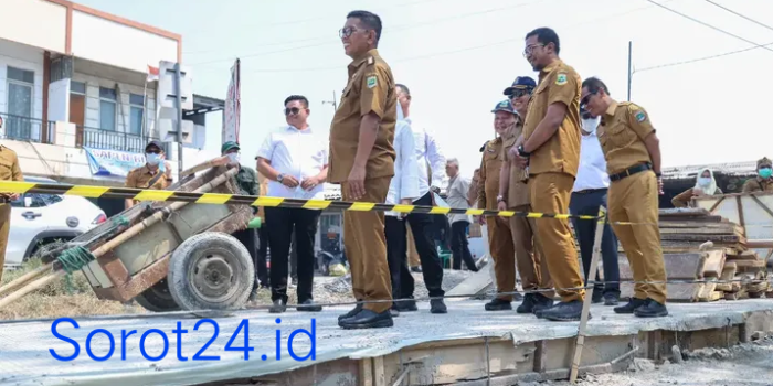 Tinjau Rekonstruksi Jalan Teluknaga–Dadap, Andra Soni: 750 Meter Tahap Awal Senilai Rp6 Miliar