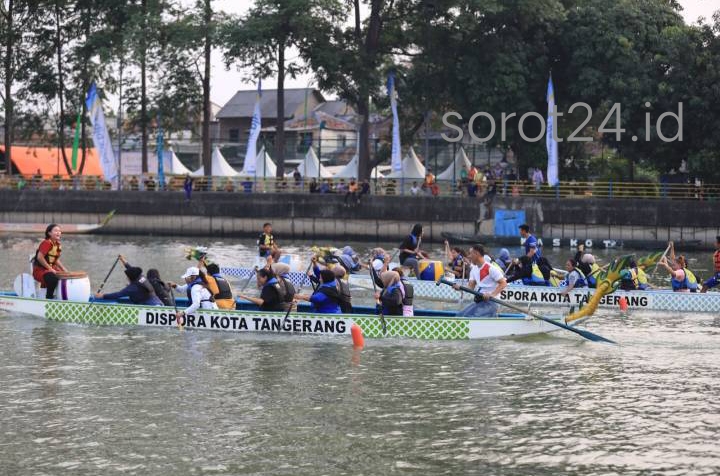 Lomba perahu naga pada Festival Cisadane di Sungai Cisadane Kota Tangerang