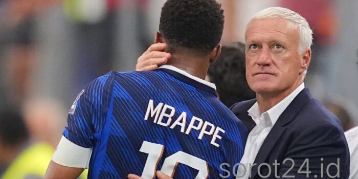 Momen haru Didier Deschamps menghibur Kylian Mbappé. Mimpi final ketiga beruntun Prancis harus pupus di tangan Spanyol