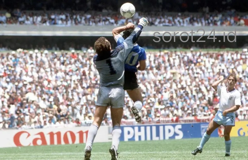 Diego Maradona melompat dan meninju bola ke gawang Inggris dalam insiden Gol Tangan Tuhan Piala Dunia 1986