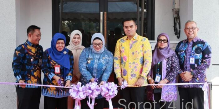 Wabup Tangerang Intan Nurul Hikmah gunting pita peresmian Perpustakaan Modern Kecamatan Kelapa Dua