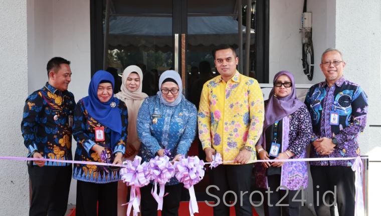 Wabup Tangerang Intan Nurul Hikmah gunting pita peresmian Perpustakaan Modern Kecamatan Kelapa Dua